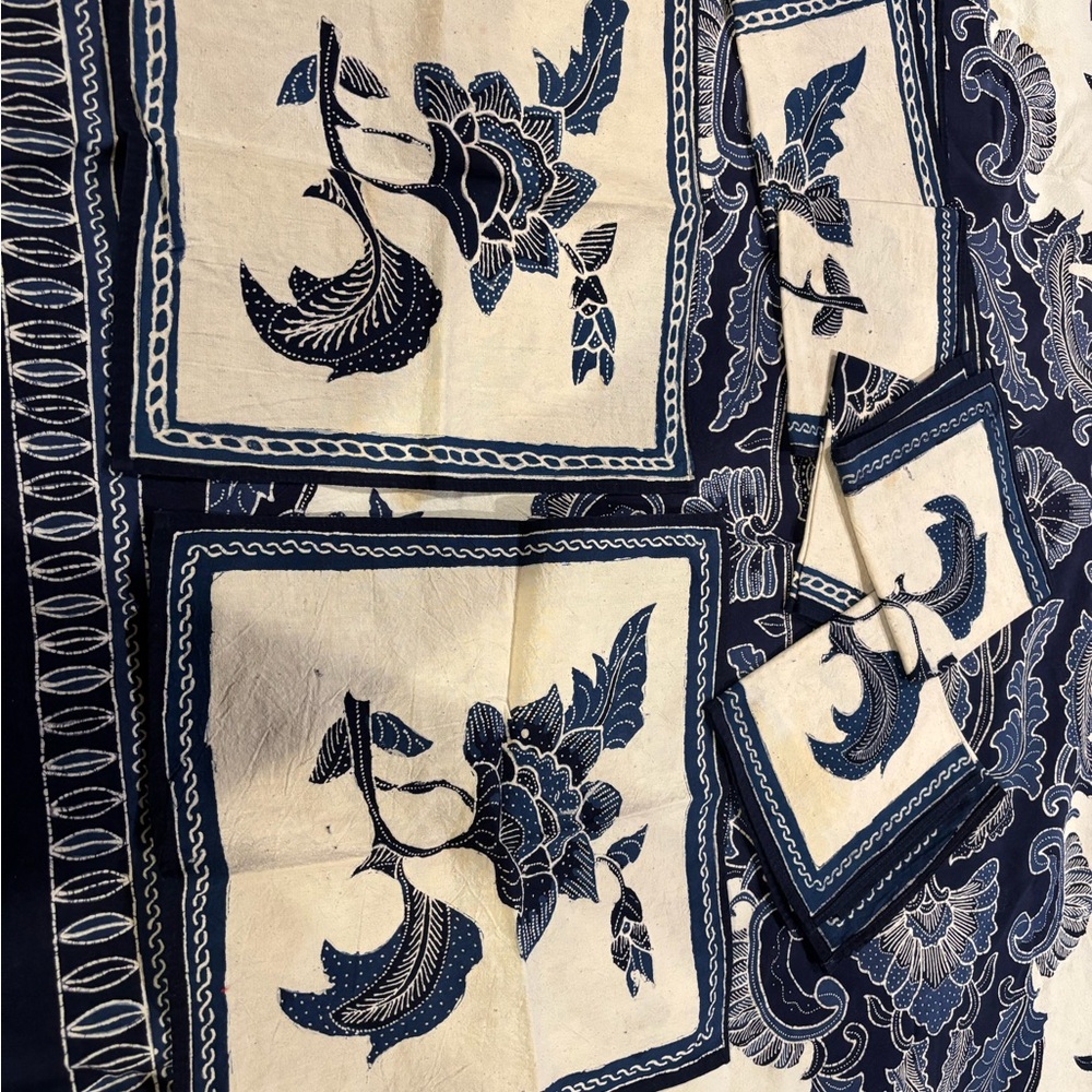 Blue and White Tablecloth - intricate design - Picture 8 of 10